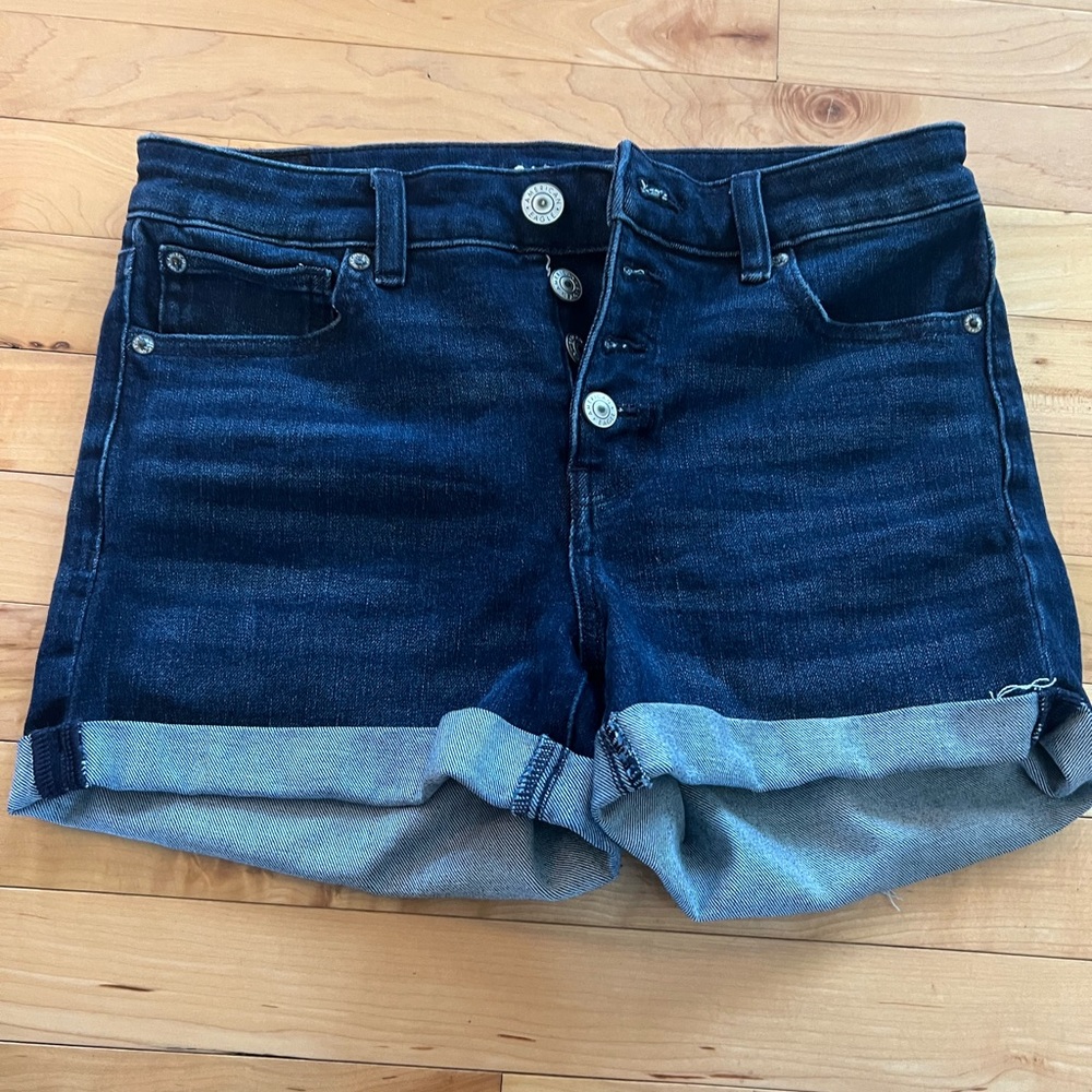 American Eagle Dream Short. Denim button-fly, stretchy fabric, size 8